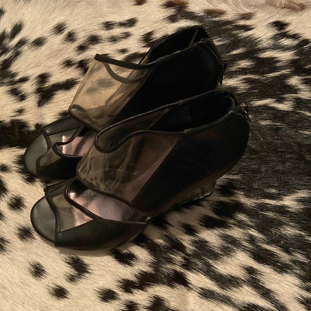 Playful & sexy wedge sandals looking to add to your next date night!